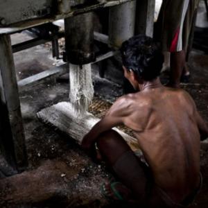 Como é produzido o macarrão na Indonésia