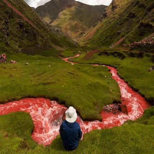 O rio vermelho sangue de Cusco no Peru