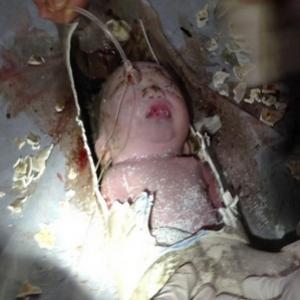 Bebê é resgatado dentro de tubulação de esgoto na China