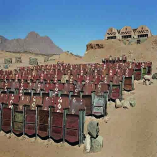 Um cinema abandonado no meio de um deserto do Egito