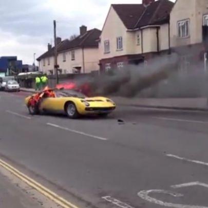 Lamborghini pega fogo no centro de Londres