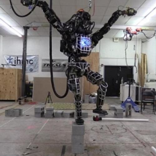 Aterrorizante dois robô gigante sendo desenvolvido pelo Google