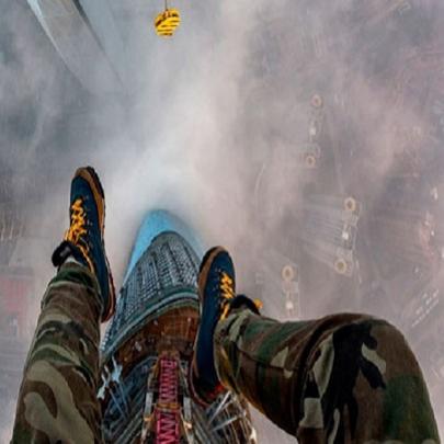 Dois homens escalaram o segundo maior prédio do mundo e tiraram fotos