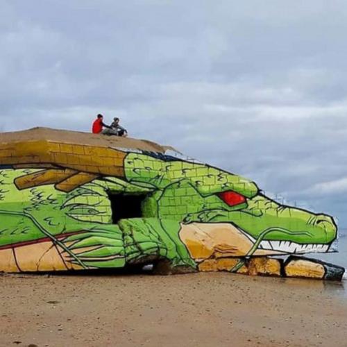 Artistas transformam rocha em praia francesa no Shenlong de Dragon Bal