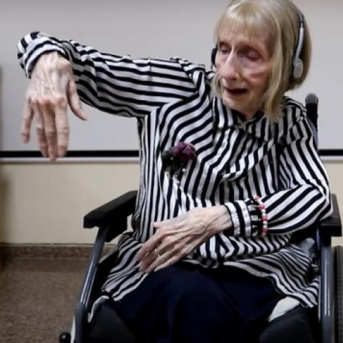 Bailarina com Alzheimer se lembra ao ouvir sua música