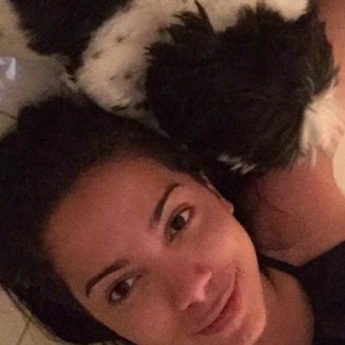  Anitta faz selfie sem maquiagem e espanta cachorro de estimação 