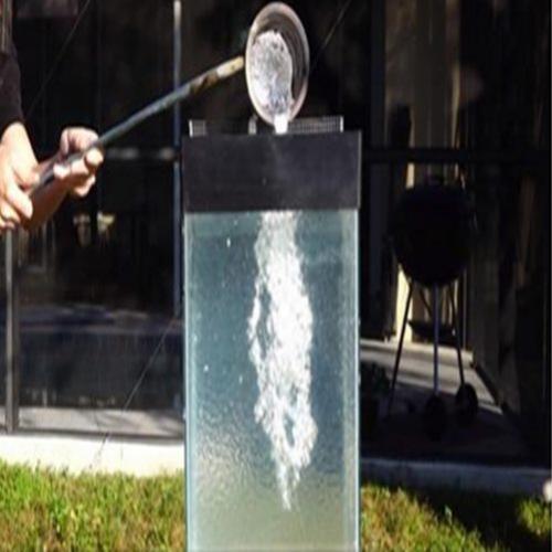 Jogando alumínio derretido em um aquário com bolotas de gel.