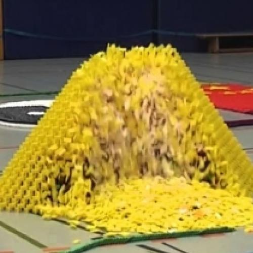 A maior pirâmide de dominós do mundo...e a destruição dela