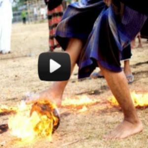 Futebol na Indonésia é com pés descalços e bola em chamas