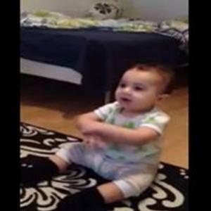 Bebê de 7 meses dança Gangnam Style de forma invejável