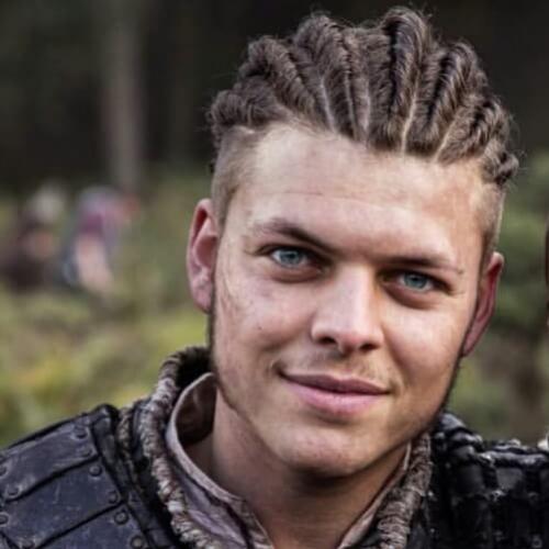 Vikings: Alex Høgh Andersen reencontra Travis Fimmel e fãs não perdoam