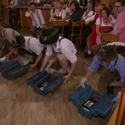 Alemães fazem apresentação musical usando Caixas de Ferramentas