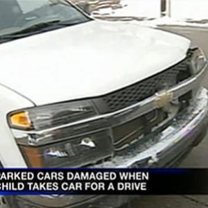 Menina de 6 anos rouba o carro da mãe e bate várias vezes