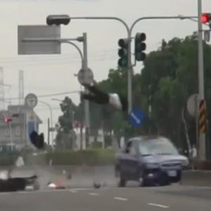 Compilação de vídeo: acidentes incríveis envolvendo motos