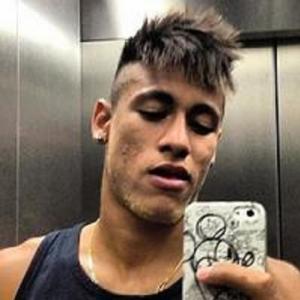 Neymar adota cavanhaque loiro em mais uma inovação em seu estilo