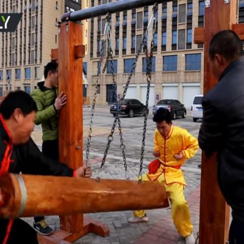 Uma demonstração de técnica de Kung Fu só para os fortes