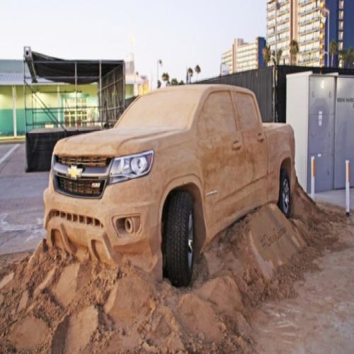 Chevrolet esculpe picape Colorado em 34 toneladas de areia