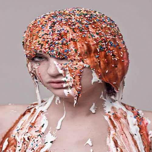 Artista maquia modelo com chocolate, chantilly, cereais e doces