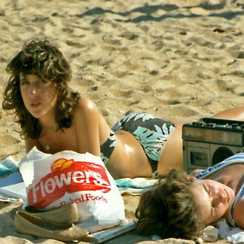 Jovens dos anos 80 nas praias da Califórnia