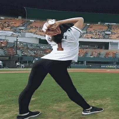 Essa novinha joga Baseball como ninguém!