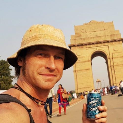Homem viaja 8000 km usando cerveja como moeda