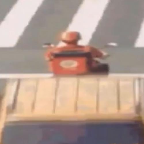 Homem Aranha trabalhando de motoboy