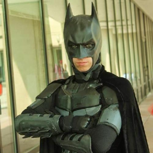 Estudante cria armadura do Batman de verdade!