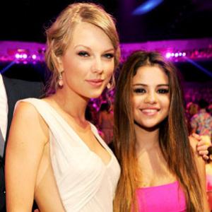 Selena Gomez sai com Taylor Swift após Briga com Justin Bieber