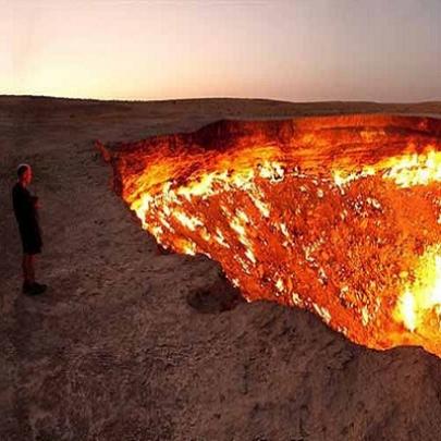 Cratera queima à mais de 40 anos em meio ao deserto de Karakum