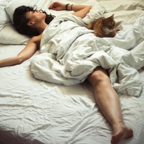 4 benefícios de dormir sem calcinha