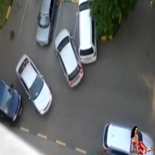 Missão impossível: Duas mulheres tentando estacionar seus carros em va