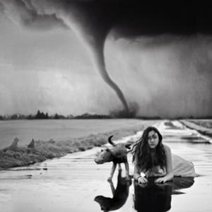 Quando o Photoshop é usado para trollar alguém: A garota e o tornado