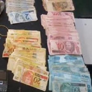 Pedreiro encontra R$ 50 mil e devolve aos donos