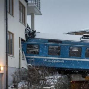 Trem bate em prédio na Suécia