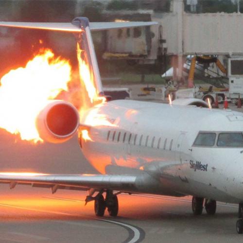 Motor de avião pega fogo durante vôo