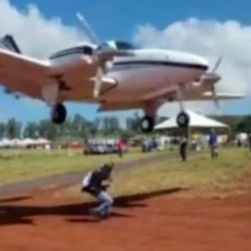 Homem quase é atropelado por avião