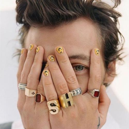 As unhas decoradas do Harry Styles