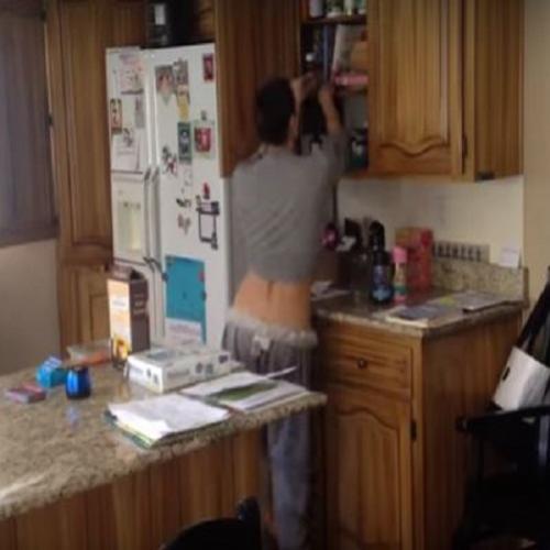  Homem pega namorada no flagra na cozinha da própria casa!