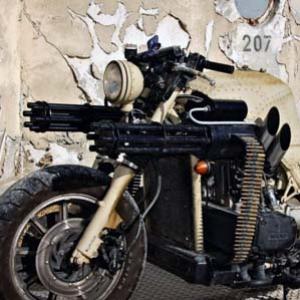 Motocicleta com duas metralhadoras