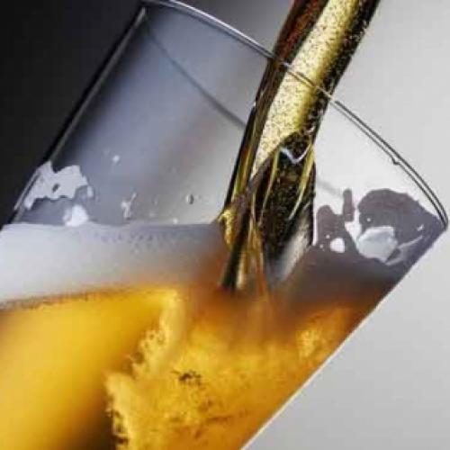 Os médicos alertam: O consumo de álcool aumenta o risco de câncer.