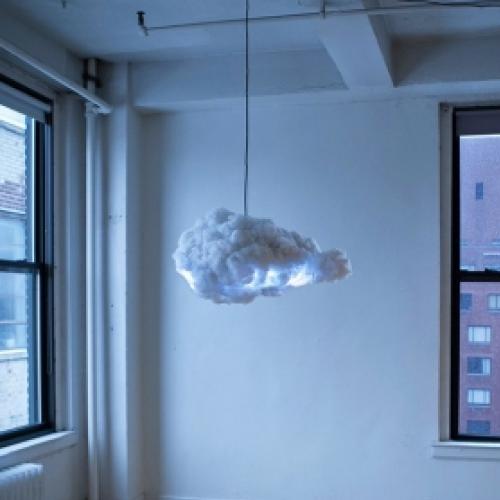 Luminária simula nuvem de chuva com raios e trovões