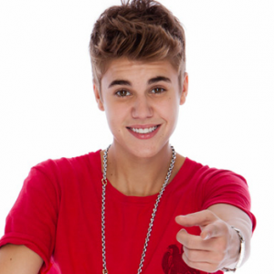 Justin Bieber é flagrado cuspindo em fãs da sacada de hotel no Canadá
