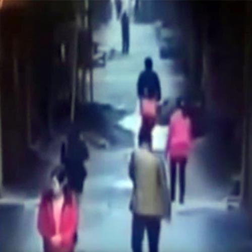 Homem rouba saia de mulher na China