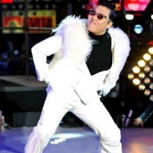 Psy canta o hit “Gangnam Style” na virada do ano nos Estados Unidos!