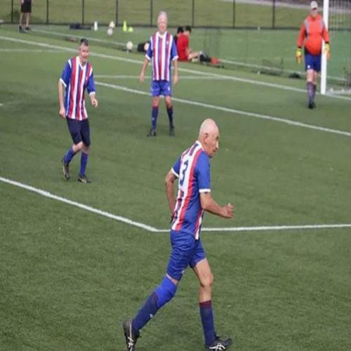 Com 79 anos jogador de futebol é eleito o mais velho do mundo