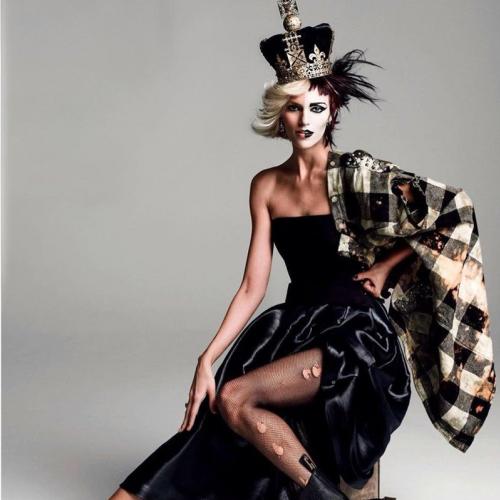 Editorial de moda criativo que mistura Princesa Diana com Punk