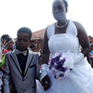 Garoto de 8 anos se casou com mulher de 61