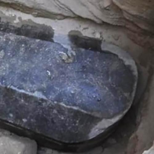 Mais descobertas foram feitas no sarcófago de granito negro.