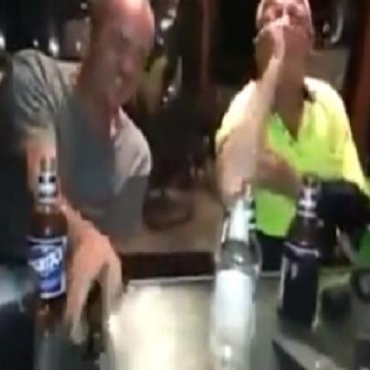 Dois bêbados com uma pistola taser na Austrália