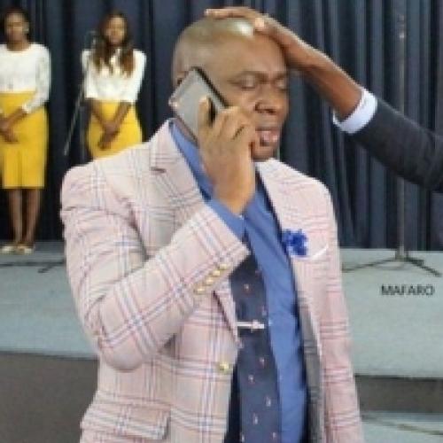 Pastor afirma ter o número de telefone de Deus